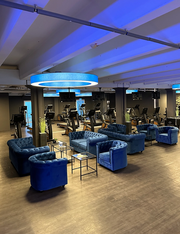 Lounge mit Fitnessgeräten